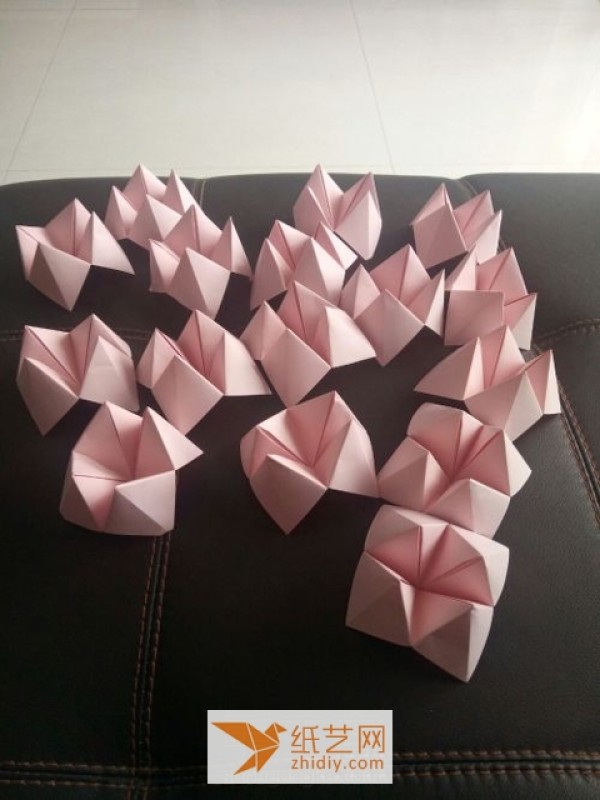 Illustrated tutorial on making three-dimensional origami hearts for Chinese Valentines Day gifts