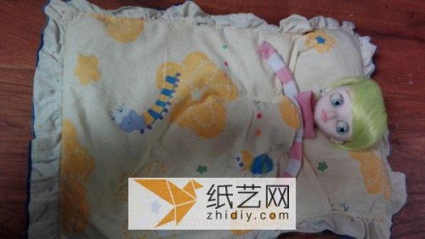 Tutorial on how to transform old pillowcases into doll sleeping bags