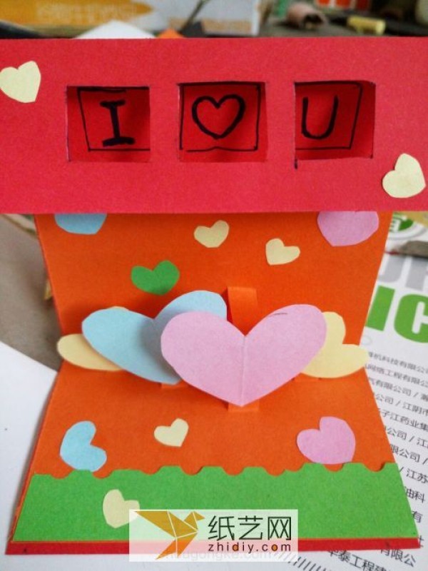 Handmade DIY production of Chinese Valentines Day love greeting card three-dimensional greeting card. It can be regarded as an exploding box mechanism.