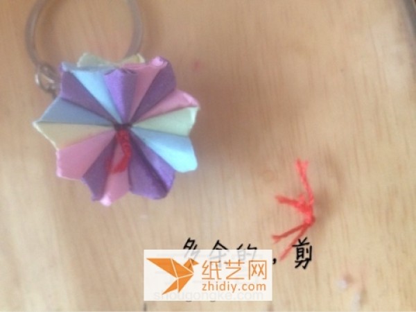 Tutorial on how to make a cherry blossom origami paper ball flower keychain, a beautiful Christmas gift