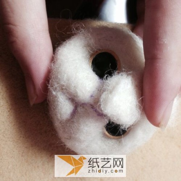 Tutorial on making a little cat head from wool felt. A ready-made New Year gift.