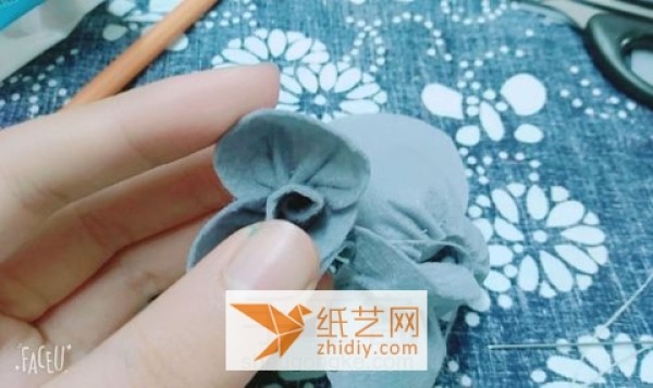 Illustrated tutorial on how to make handmade non-woven roses