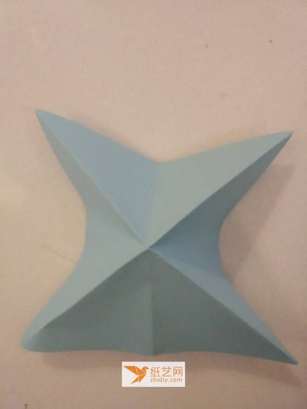 This is a tutorial for making origami balloons with wings. You can use them on Valentine’s Day.