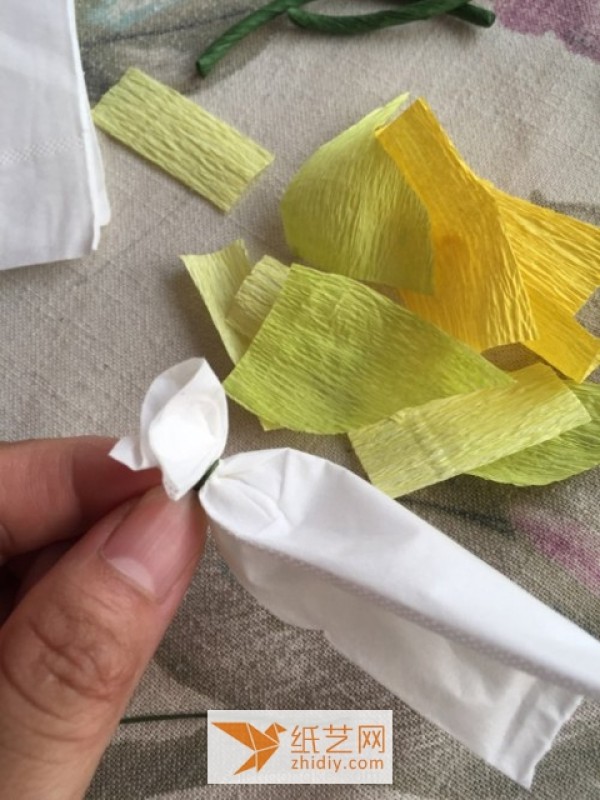 Tutorial on how to make a realistic crepe paper flower arrangement