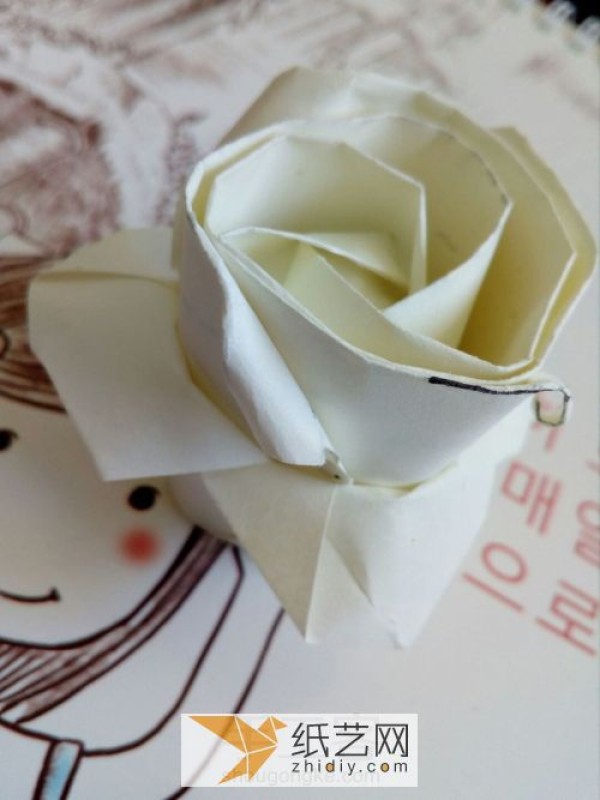 Detailed production method of making beautiful handmade origami roses as a Valentines Day gift