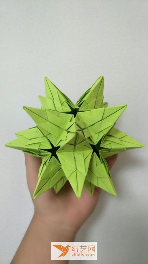 Illustrated tutorial on how to make a multi-pointed star origami bouquet. It’s a cool Teacher’s Day decoration.