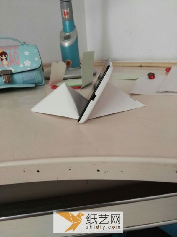 Very simple and practical origami mobile phone holder