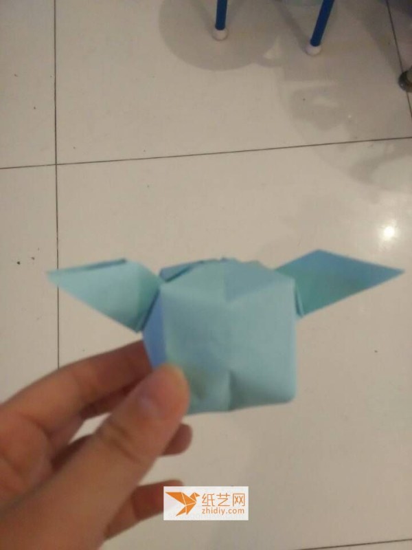 This is a tutorial for making origami balloons with wings. You can use them on Valentine’s Day.