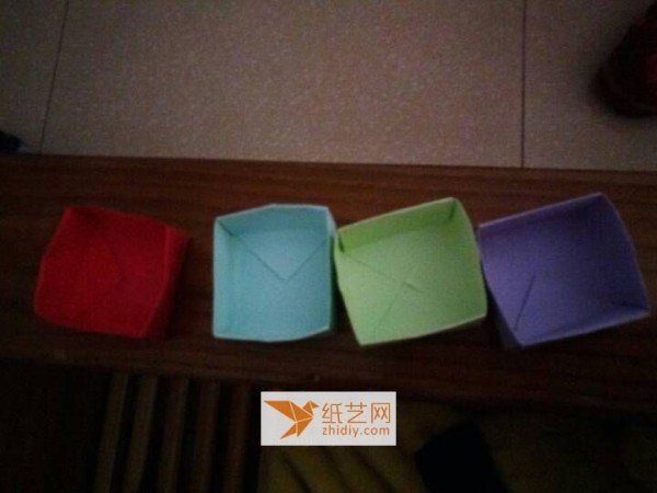 Tutorial on making colorful origami boxes with lids