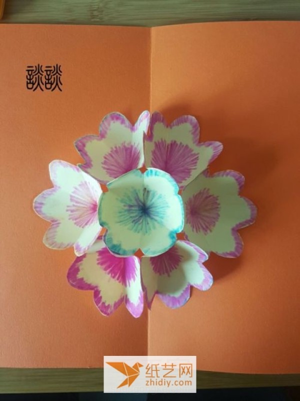 For Christmas greeting cards, you can choose to make this three-dimensional flower greeting card.