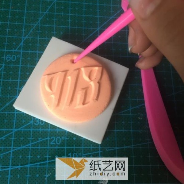 Cool ultra-light clay DIY tutorial for making simulated gold coin keychains