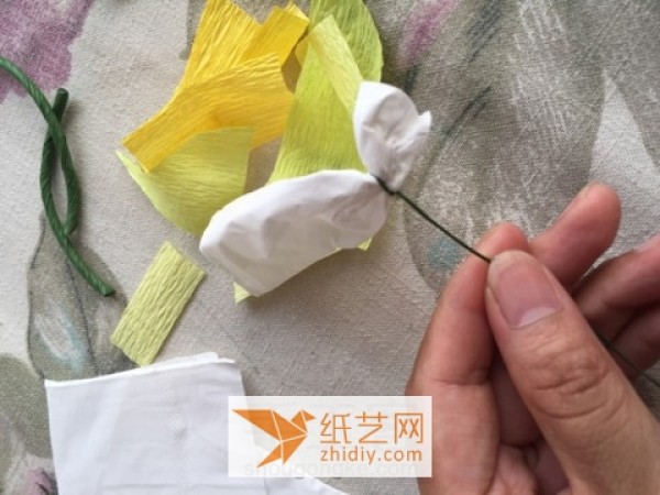 Tutorial on how to make a realistic crepe paper flower arrangement