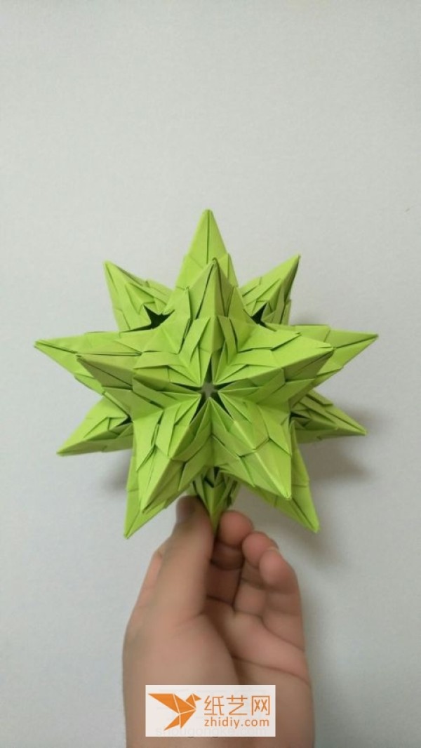 Illustrated tutorial on how to make a multi-pointed star origami bouquet. It’s a cool Teacher’s Day decoration.