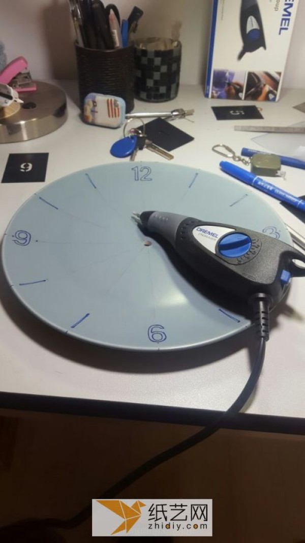 Renovate old items to make handmade IKEA-style clocks to teach you how to beautify your home