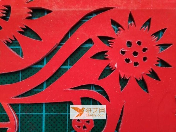 How to make a paper-cut beauty picture by hand