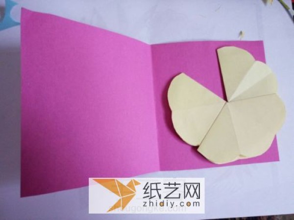 Illustrated tutorial on making handmade greeting cards with three-dimensional paper flowers using the exploding box mechanism