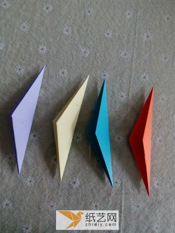 Illustrated tutorial on origami darts How to make origami toys for children