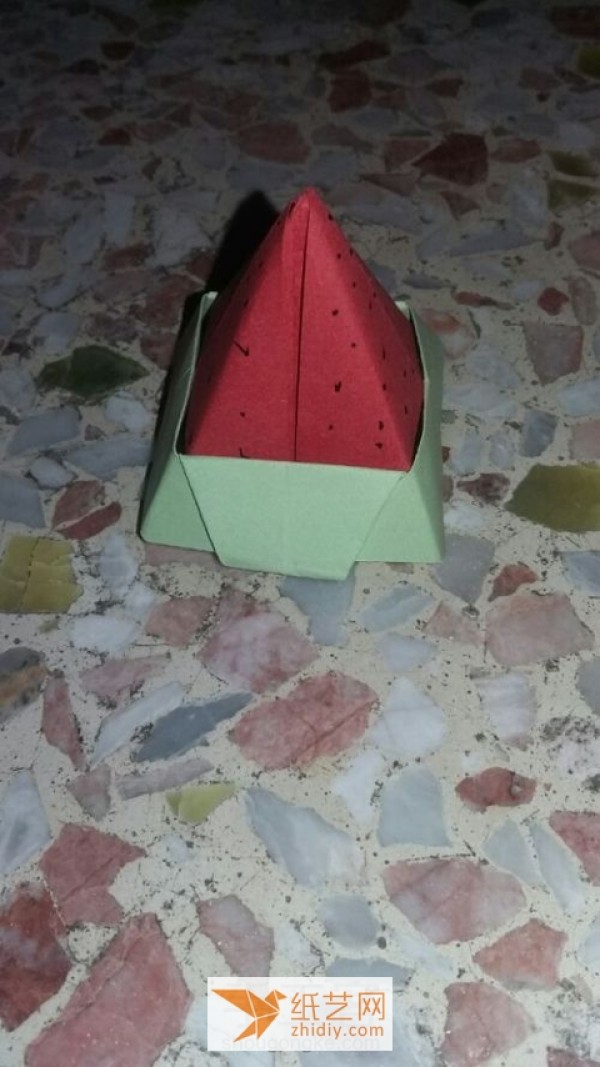 Tutorial on making a cool origami watermelon box for summer