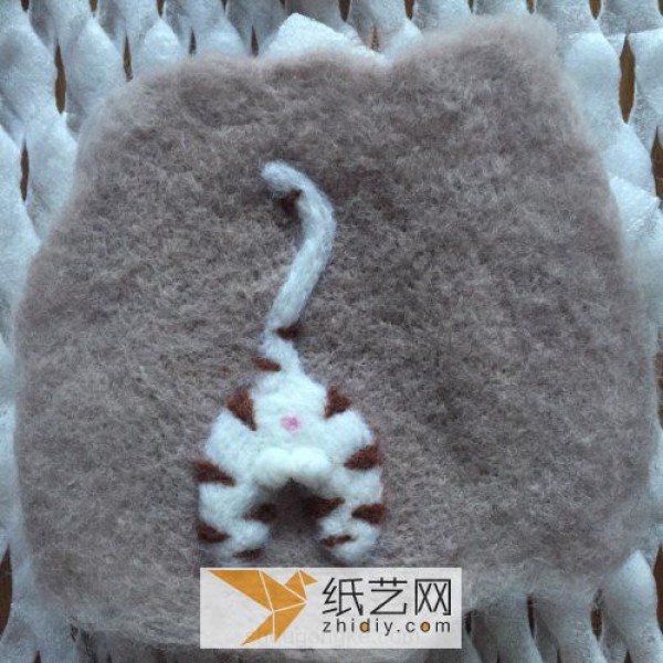 Skillful hands teach you how to quickly make a cute and practical mobile phone case using wool felt