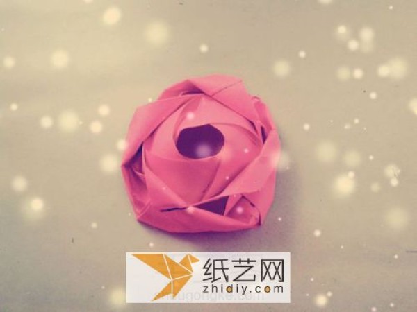 Real photo tutorial teaches you step by step how to fold origami roses