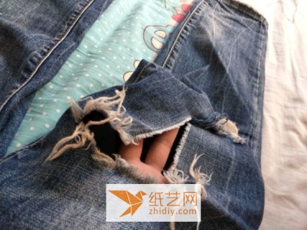 Use discarded jeans to transform them into beautiful and fashionable ripped jeans