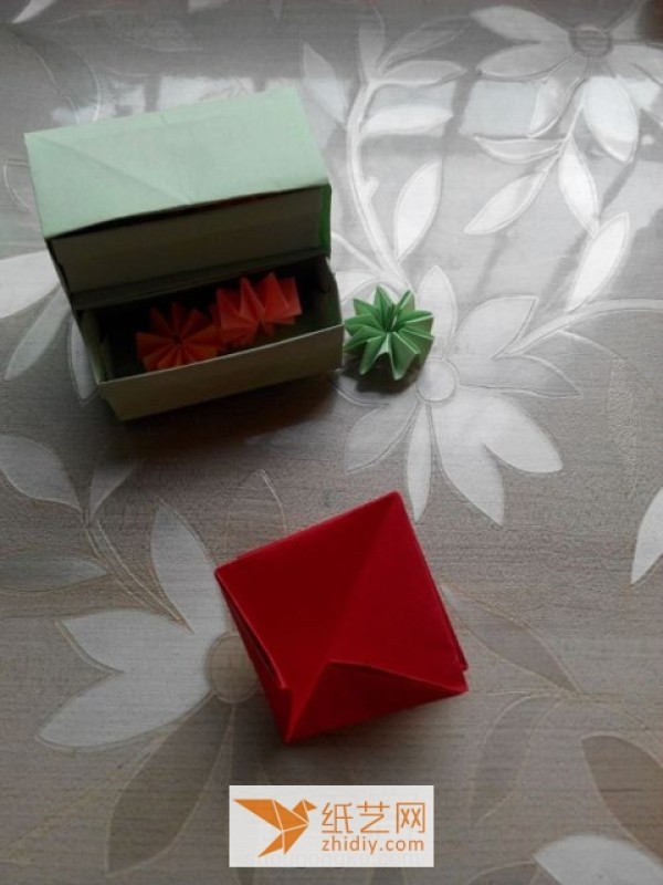 The best solution for Valentine’s Day is this simple origami rose making tutorial.