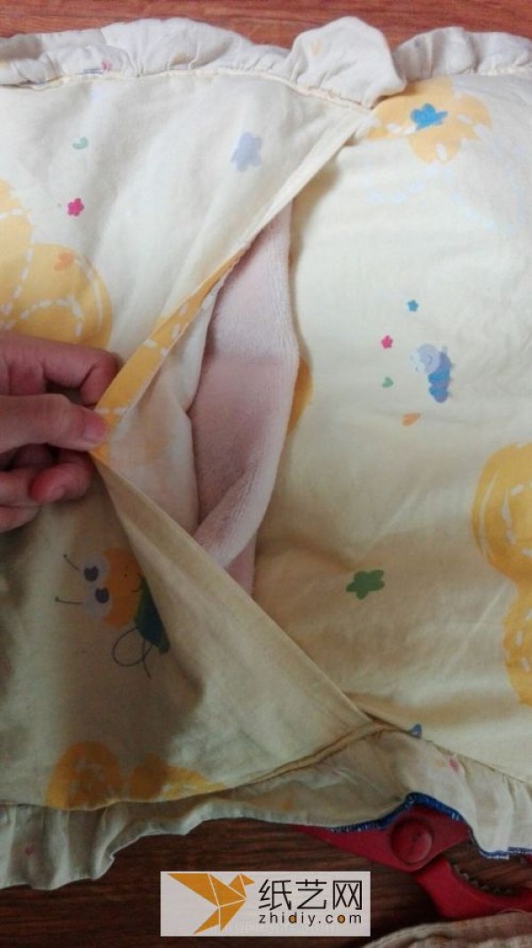 Tutorial on how to transform old pillowcases into doll sleeping bags