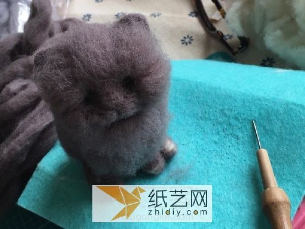 Master’s tutorial on how to make a wool felt poke kitten. A great Teacher’s Day gift.