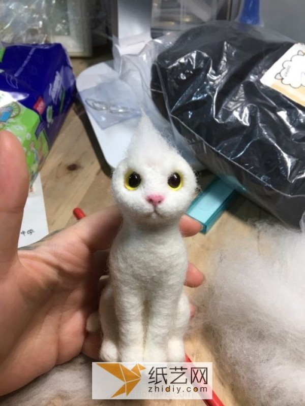 Detailed tutorial on making simulated wool felt cats. Once completed, it will be a great New Year gift.