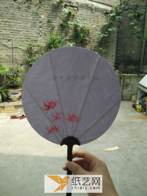 In the hot summer, turn waste into treasure and make a cool paper fan