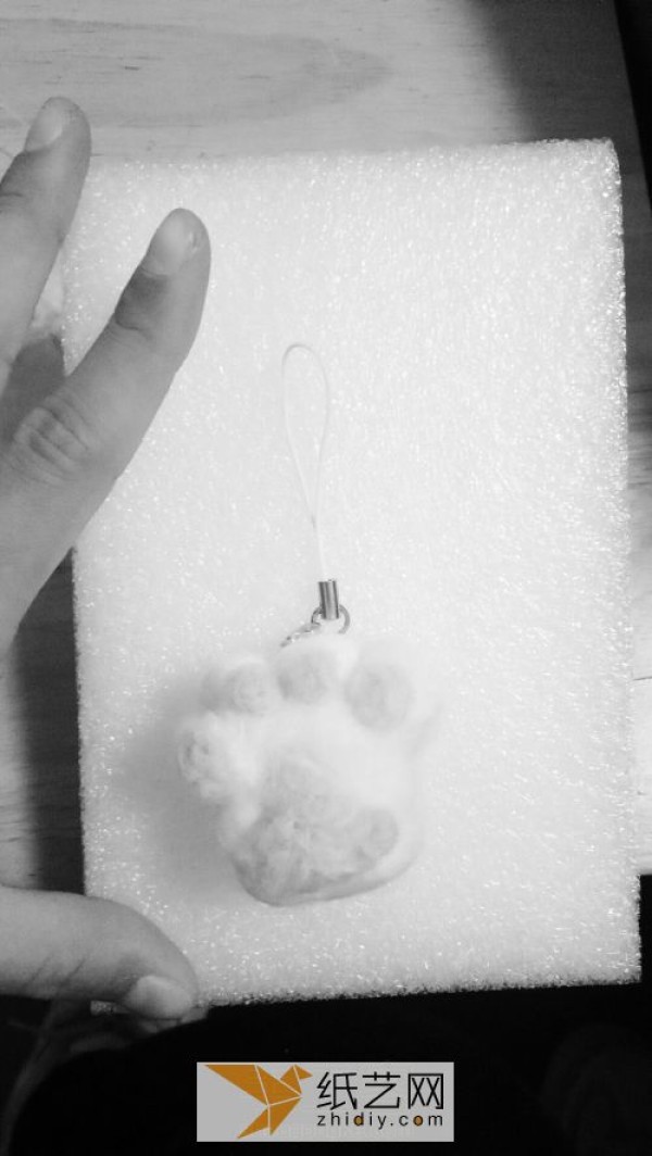 Cute kitten claw mobile phone chain made of wool felt as a Valentines Day gift