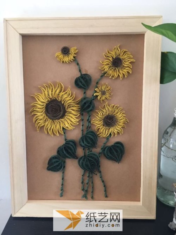 Step-by-step explanation on how to make paper sunflowers. An exquisite tutorial on paper-quilled handmade gifts.