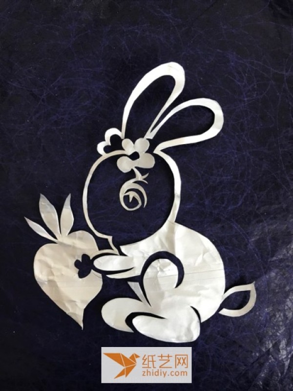 Tutorial on how to make a cute little white rabbit pulling out a radish paper cut