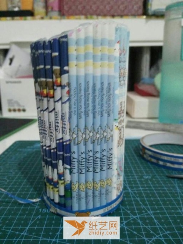 Tutorial on how to make a cool DIY pen holder Christmas gift using leftover pen refills.