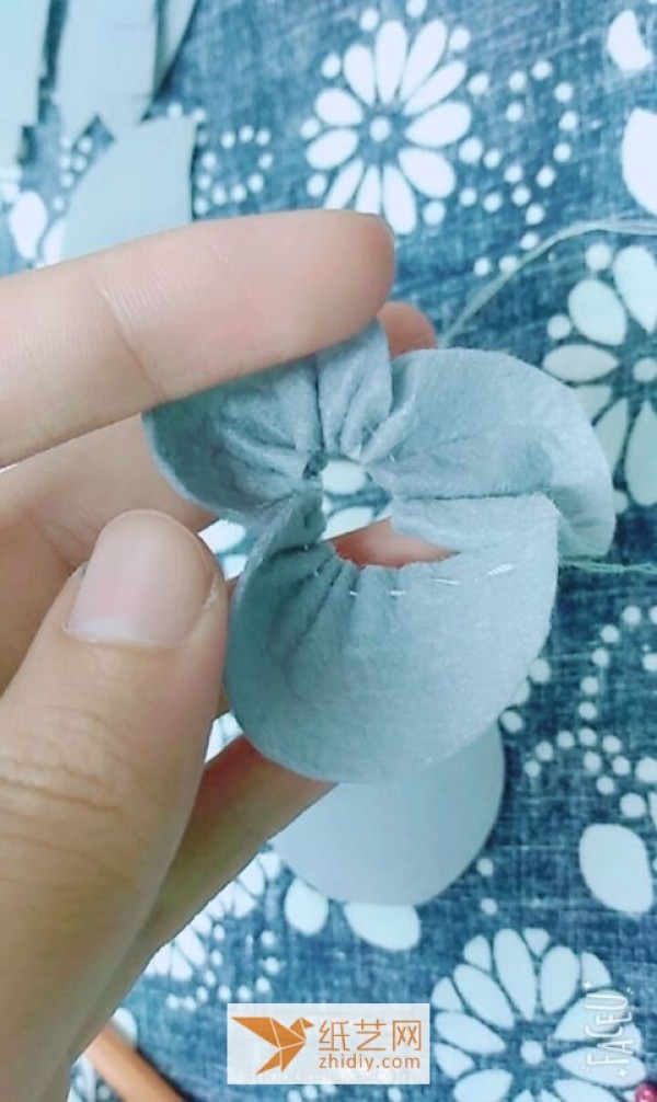 Illustrated tutorial on how to make handmade non-woven roses