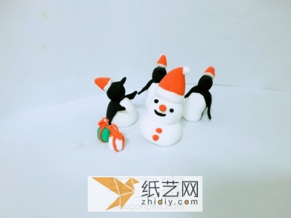 Tutorial on making Christmas clay penguins and clay gifts with illustrations