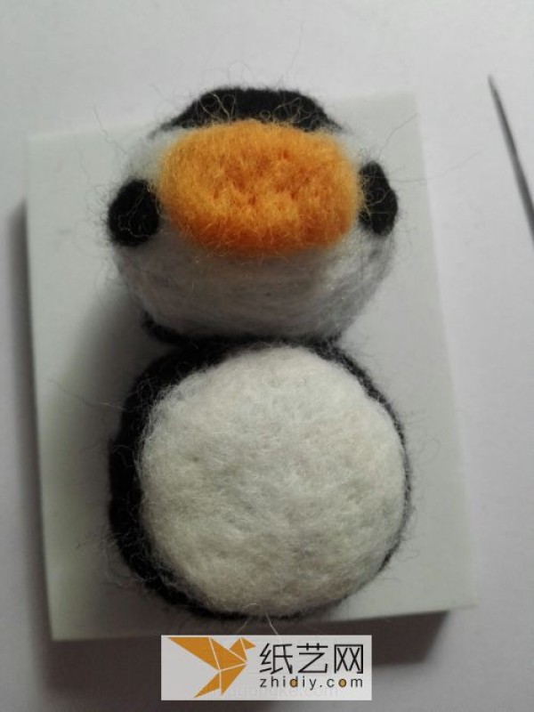 Tutorial on how to make wool felt little penguin dolls. Make a pair and it will be a Valentine’s Day gift.