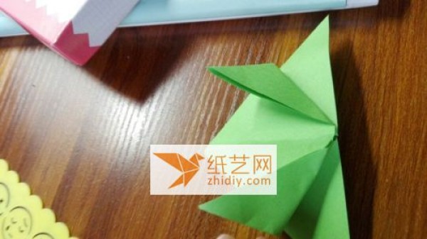 Kindergarten origami jumping frog