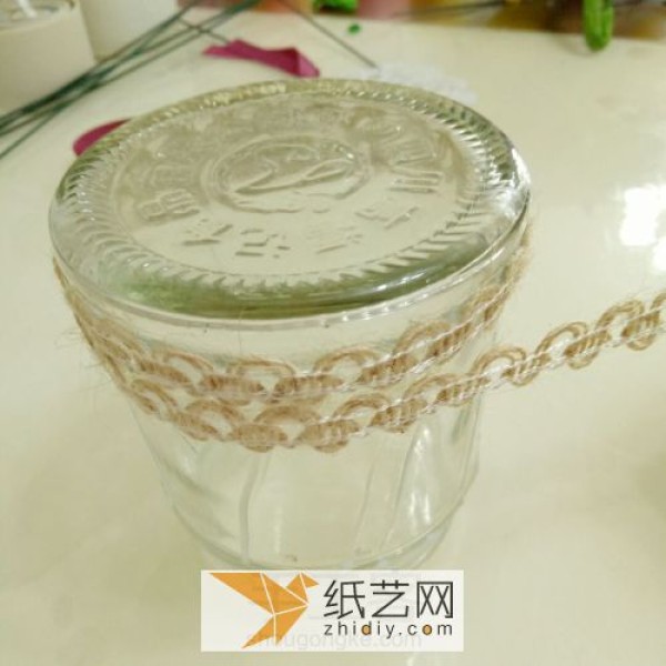 Glass cans are turned into treasures and become lace vases as Teacher’s Day gifts