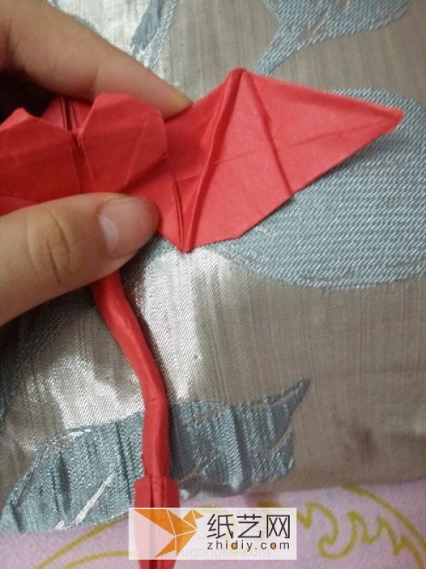 Actual pictures teach you step by step how to make origami devil heart Valentines Day gift handmade tutorial