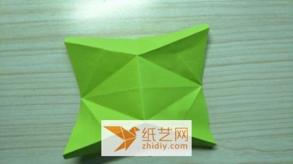 Illustrated tutorial on how to make a multi-pointed star origami bouquet. It’s a cool Teacher’s Day decoration.