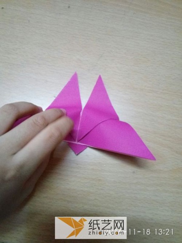 How to make a three-dimensional origami butterfly. Teach you step by step how to fold a three-dimensional origami butterfly.