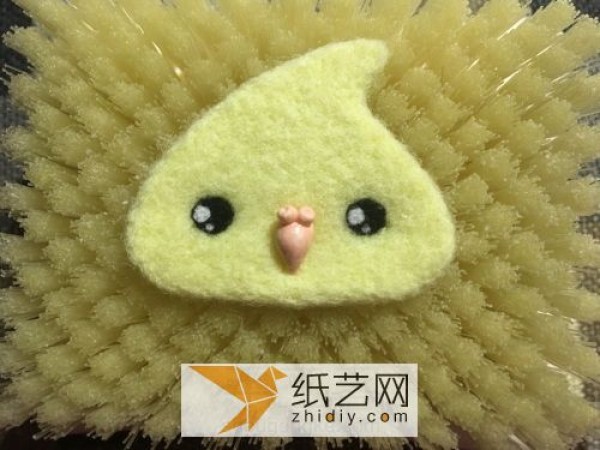 Tutorial on how to make a beginner’s wool felt poke chicken, which can be made into a brooch