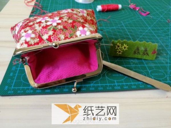 Tutorial on how to make a classic fabric coin purse and gold bag as a Mother’s Day gift