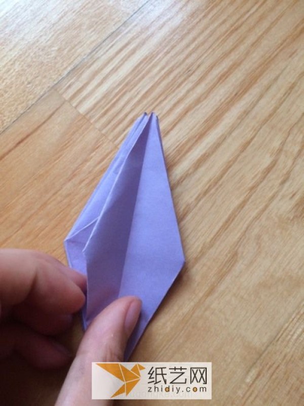 How to make origami lilies, the eternal flower. Real photos and illustrations of how to fold handmade lilies.