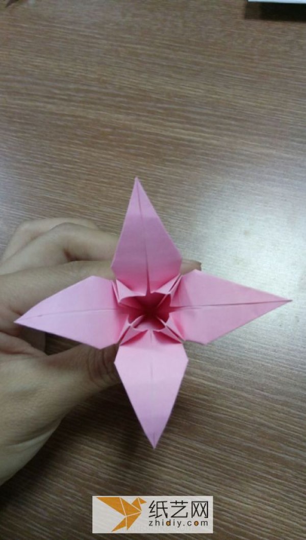 Simple basic origami lily making method. Handmade origami tutorial teaches you how to origami lily.