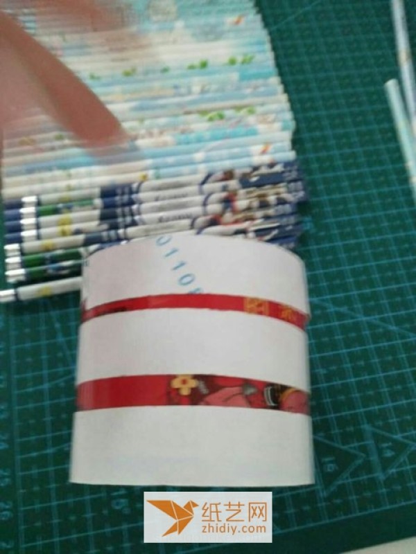 Tutorial on how to make a cool DIY pen holder Christmas gift using leftover pen refills.