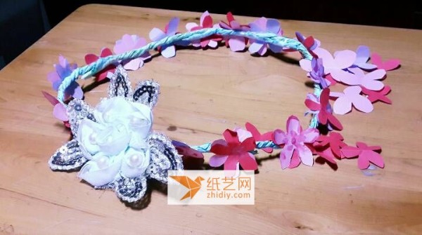 How to make a handmade original paper garland crown