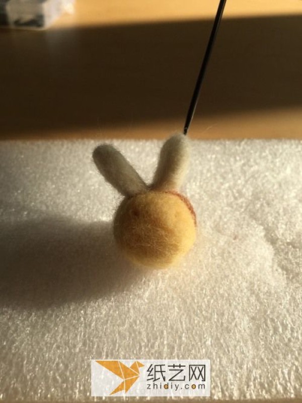 Illustrated tutorial for making wool felt rabbits. Making cute wool felt animals.