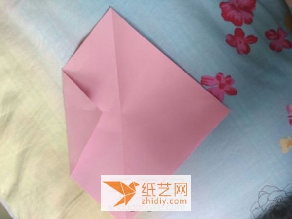 Super simple origami heart making tutorial so you no longer have to worry about Valentine’s Day gifts